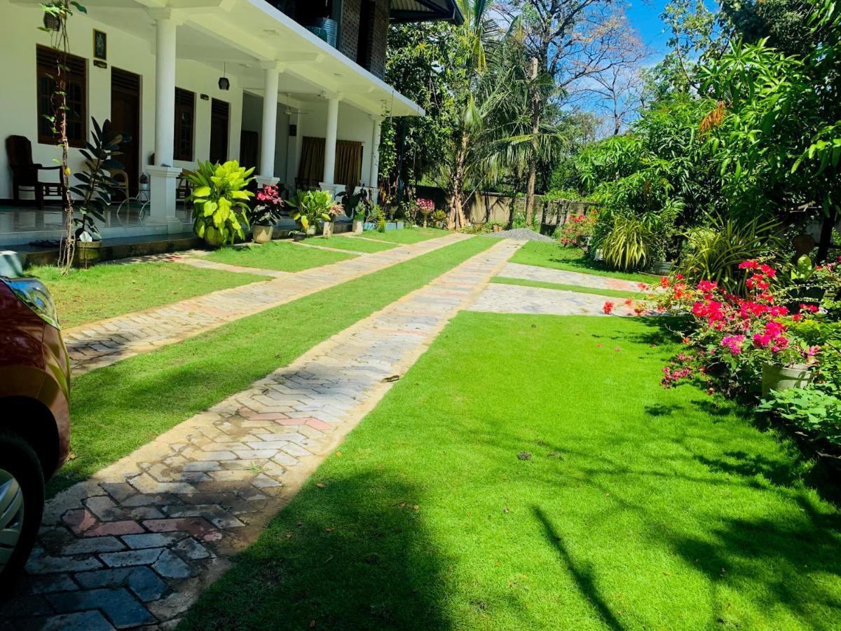 Geethani Tourist Home بولاناروفاي المظهر الخارجي الصورة
